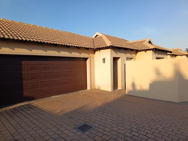 2 Bedroom Townhouse For Sale in Rooihuiskraal North