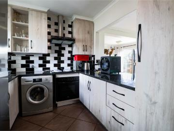2 Bedroom Townhouse For Sale in Rooihuiskraal North