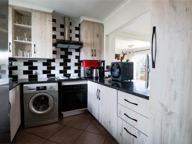 2 Bedroom Townhouse For Sale in Rooihuiskraal North
