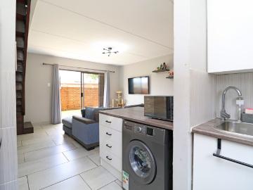 2 Bedroom Townhouse For Sale in Strubensvallei