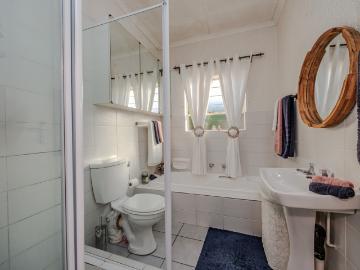 2 Bedroom Townhouse For Sale in Strubensvallei