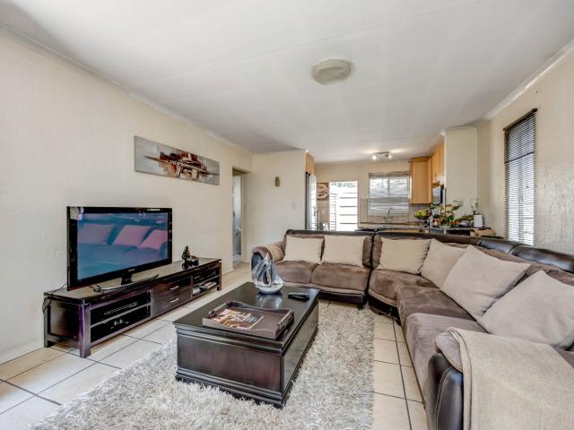 2 Bedroom Townhouse For Sale in Sunninghill