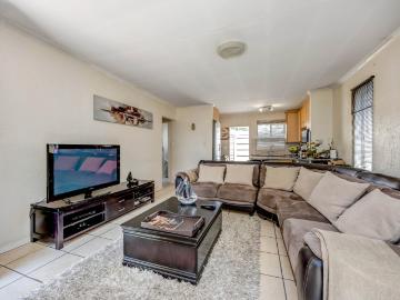 2 Bedroom Townhouse For Sale in Sunninghill