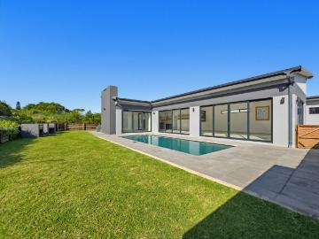2 Bedroom Townhouse For Sale in Salt Rock
