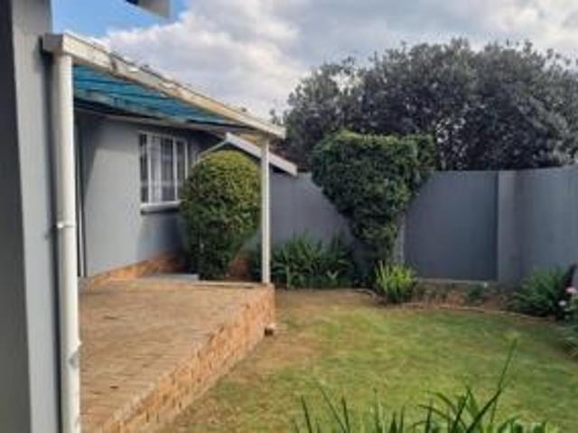 2 Bedroom Townhouse For Sale in Sonneglans