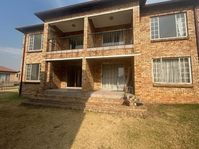 2 Bedroom Townhouse For Sale in South Crest