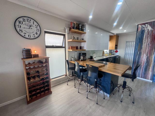 2 Bedroom Townhouse For Sale in South End