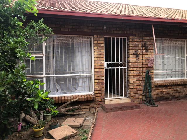 2 Bedroom Townhouse For Sale in Vanderbijlpark CW