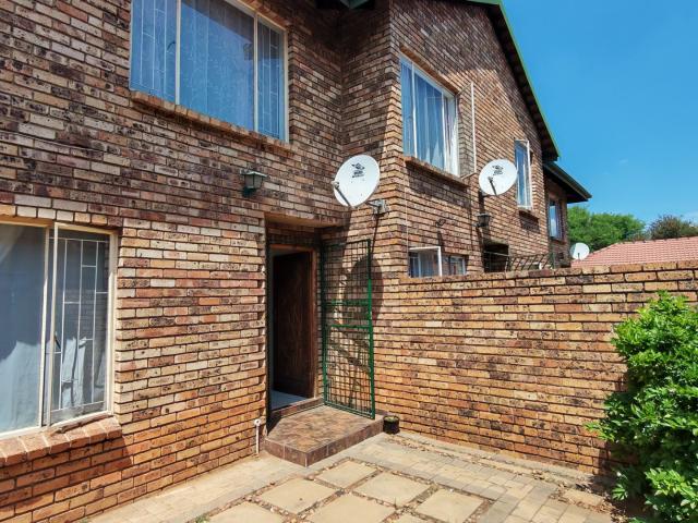 2 Bedroom Townhouse For Sale in Vanderbijlpark SE 3
