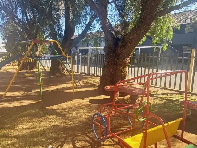 2 Bedroom Townhouse For Sale in Verwoerdpark