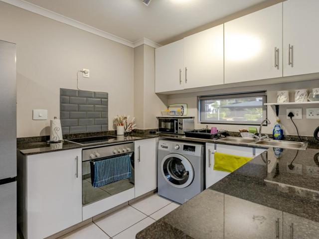 2 Bedroom Townhouse For Sale in Waterfall