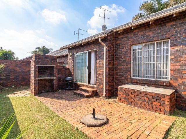 2 Bedroom Townhouse For Sale in Weltevreden Park