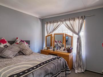 2 Bedroom Townhouse For Sale in Weltevreden Park