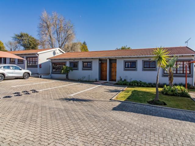 2 Bedroom Townhouse For Sale in Weltevreden Park