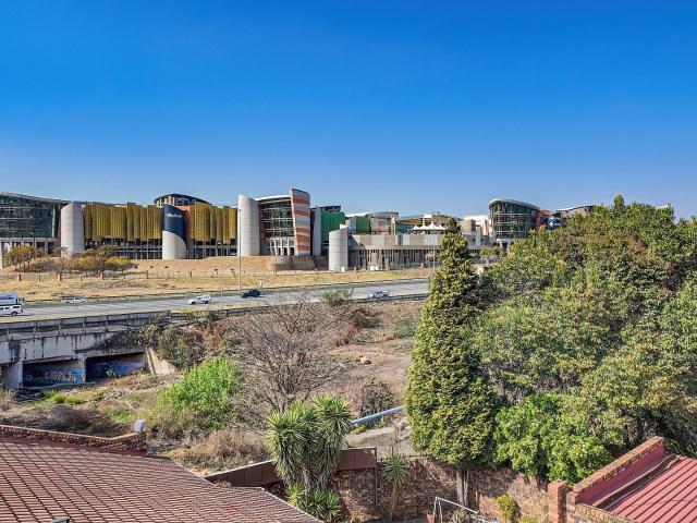 2 Bedroom Townhouse For Sale in Weltevreden Park