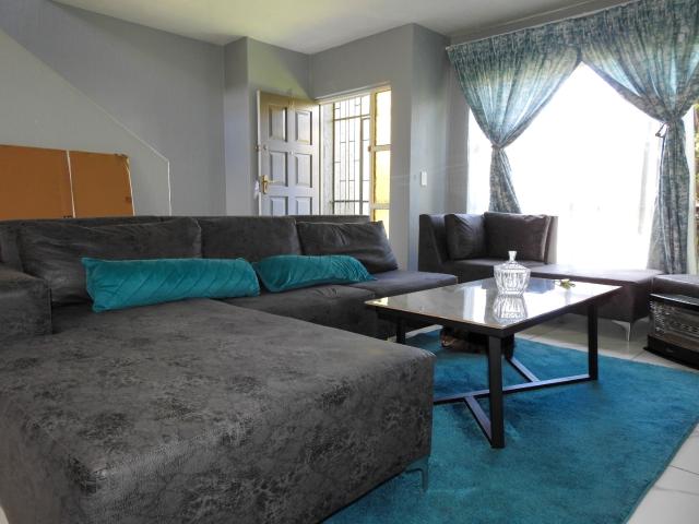 2 Bedroom Townhouse For Sale in Weltevreden Park