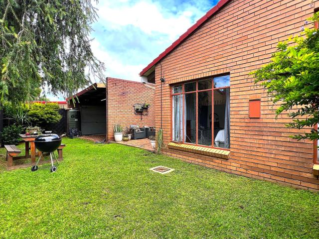 2 Bedroom Townhouse For Sale in Willow Park Manor