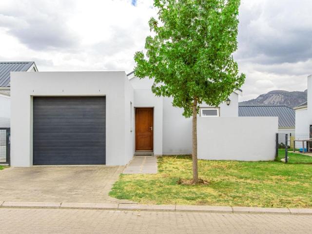 2 Bedroom townhouse freehold to rent in Bergenzicht Estate, Paarl