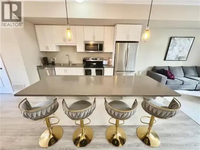 2 Bedroom Townhouse Grimsby ON 105394928
