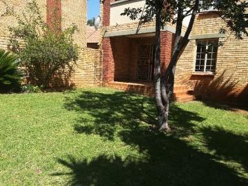 2 Bedroom Townhouse in Mooikloof Ridge