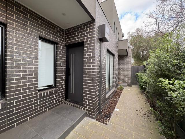 2 Bedroom Townhouse in central Sunshine location