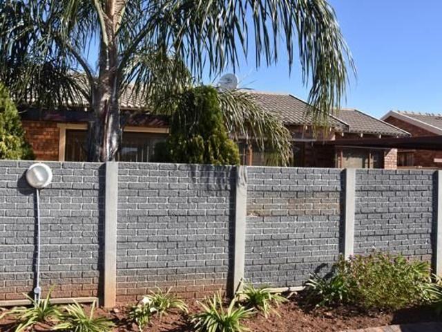 2 Bedroom Townhouse in Florida Glen