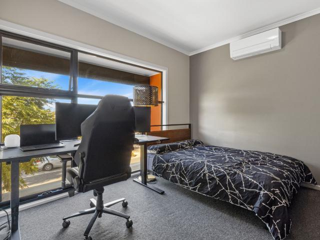 2 bedroom townhouse in great location Available July
