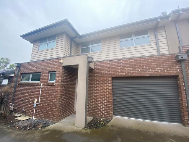 2 bedroom townhouse in great location!