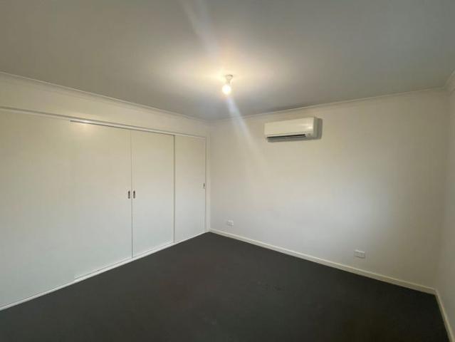 2 bedroom townhouse in great location!