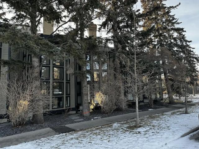 2 bedroom townhouse in Hillhurst. Spacious and fully renovated. — 2 Bedrooms+ Den Townhouse