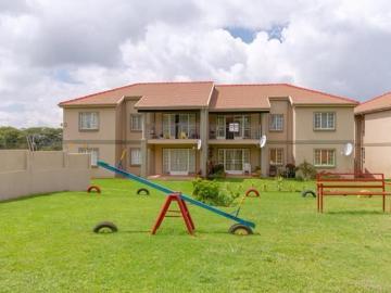 House to rent in Roodekrans, Roodepoort - Parking