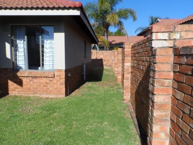 2 Bedroom Townhouse in Rooihuiskraal