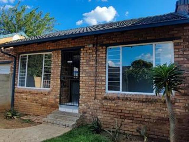 2 Bedroom Townhouse in Rooihuiskraal North