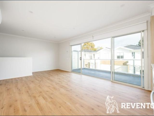 2 BEDROOM TOWNHOUSE IN SUNBURY TOWN