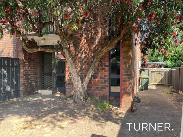 2 BEDROOM TOWNHOUSE IN SUPERB LOCATION
