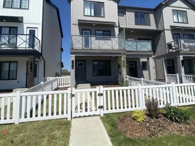 2 Bedroom Townhouse in the Uplands — 2 Bedrooms+ Den Townhouse