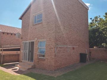2 Bedroom Townhouse in Wilgeheuwel
