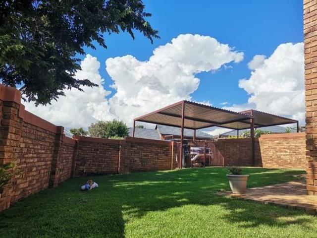 2 Bedroom Townhouse in Wilgeheuwel