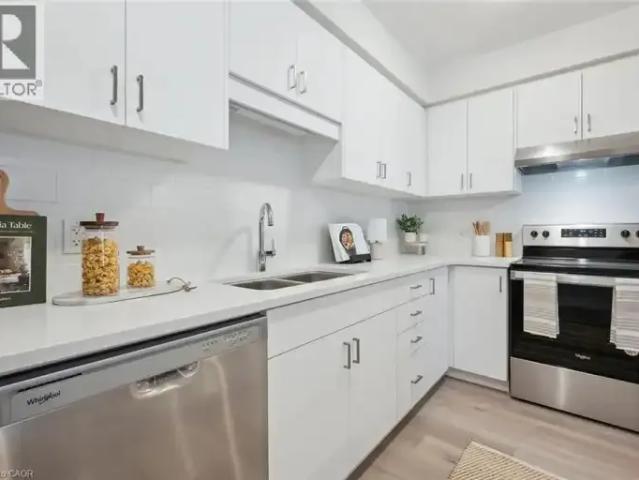 2 Bedroom Townhouse Kitchener ON LS105151096