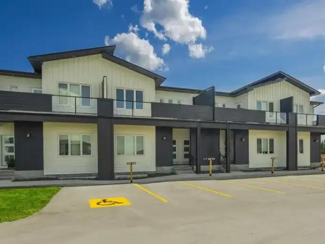 2 Bedroom Townhouse Landmark MB 106117488