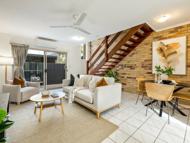 2 Bedroom Townhouse | Private Courtyard | Freshly Painted | Pool in Complex