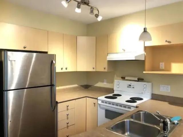 2 Bedroom Townhouse Surrey BC 104941008