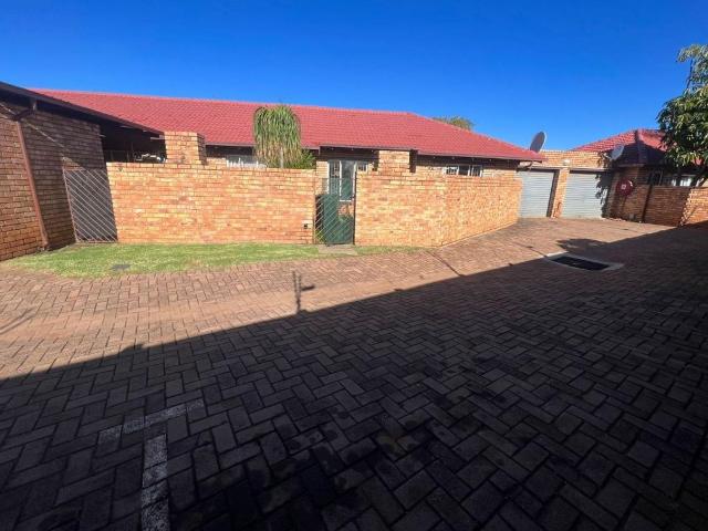 2 Bedroom townhouse sectional to rent in Birchleigh, Kempton Park