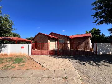 2 Bedroom townhouse sectional to rent in Dan Pienaar, Bloemfontein