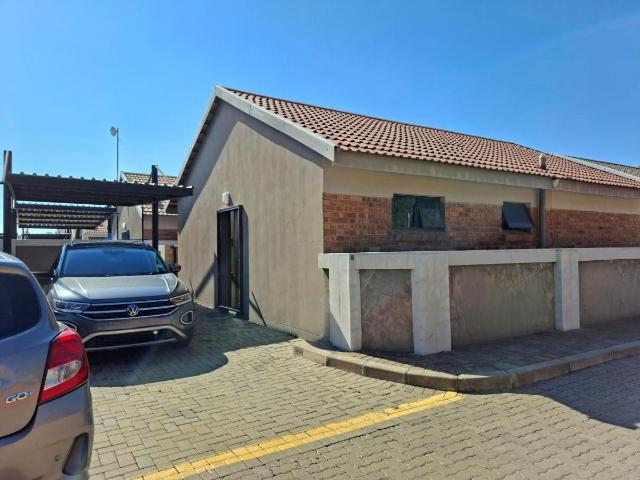 2 Bedroom townhouse sectional to rent in Estoire, Bloemfontein