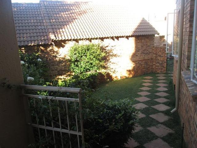 2 Bedroom townhouse sectional to rent in Faerie Glen, Pretoria