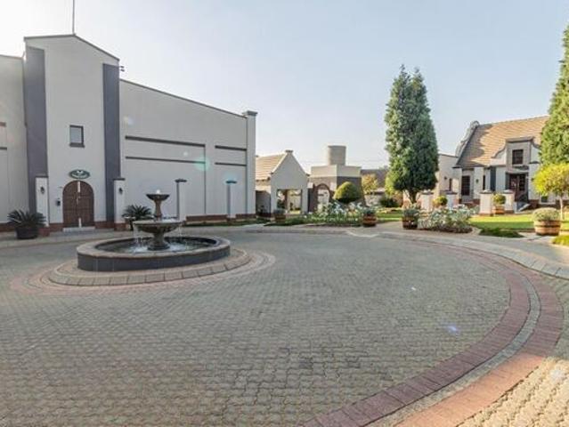 2 Bedroom townhouse sectional to rent in Faerie Glen, Pretoria