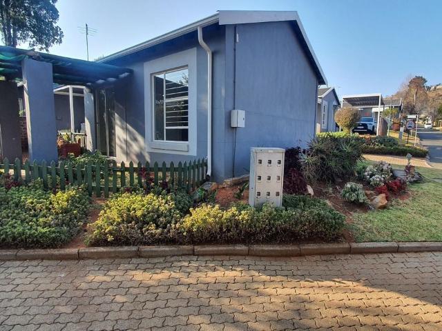 2 Bedroom townhouse sectional to rent in Fairland, Randburg