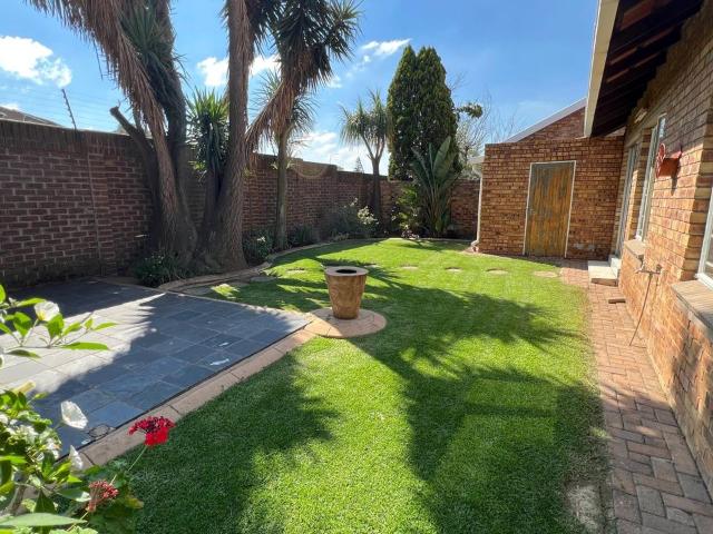 2 Bedroom townhouse sectional to rent in Farrarmere, Benoni