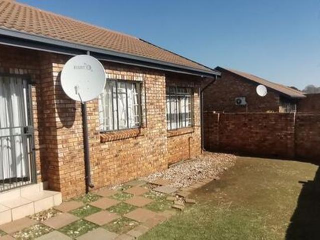 2 Bedroom townhouse sectional to rent in Hennopspark, Centurion